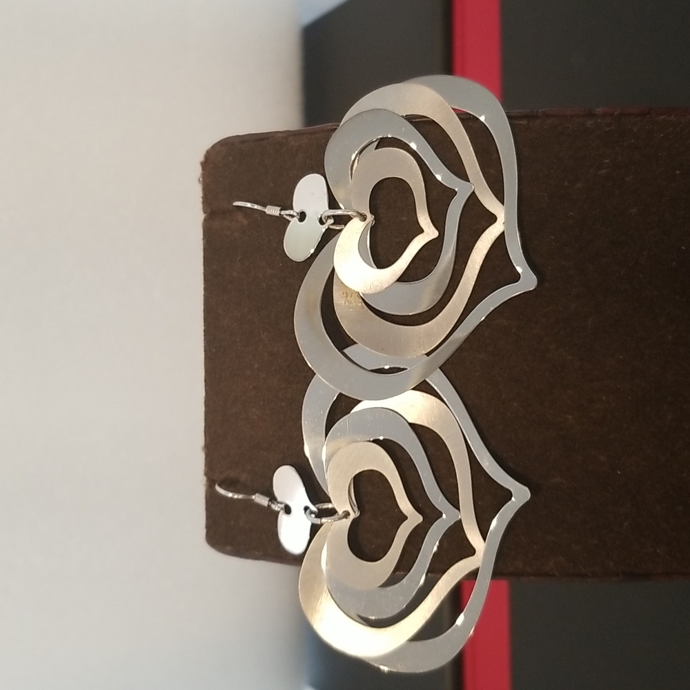 Sterling silver women earings.  New comes in a Jewelry box.